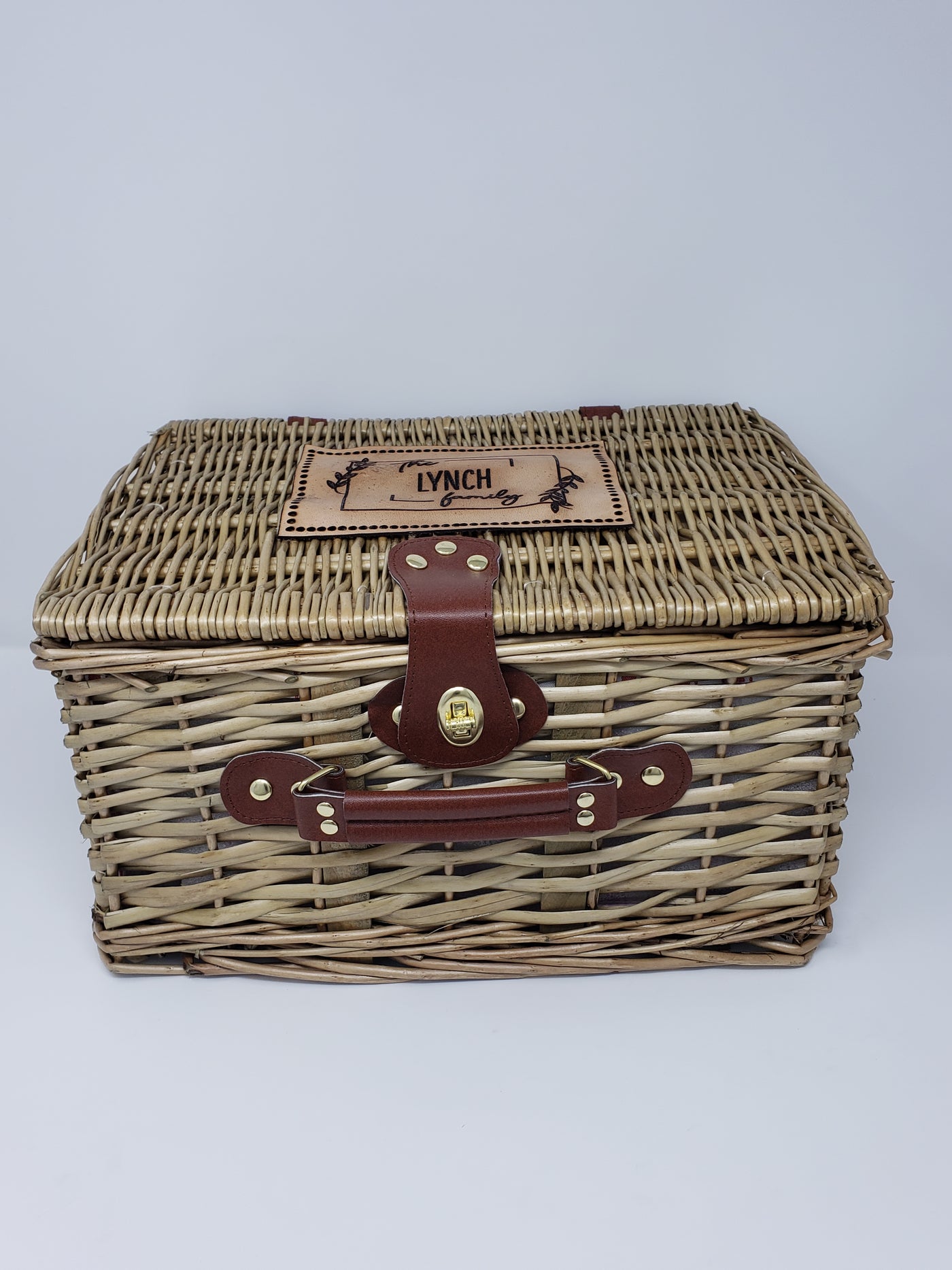 English Style Picnic Basket w/ Service for Two